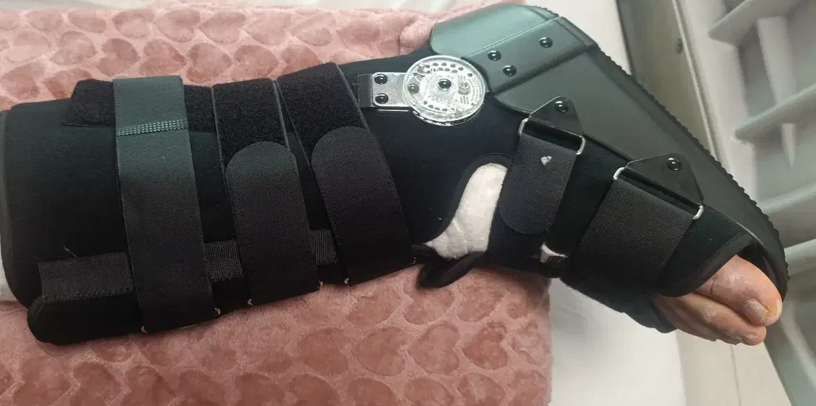 بوت پزشکی برای پای راست|کیف، کفش، کمربند|رباط‌کریم, الارد|دیوار