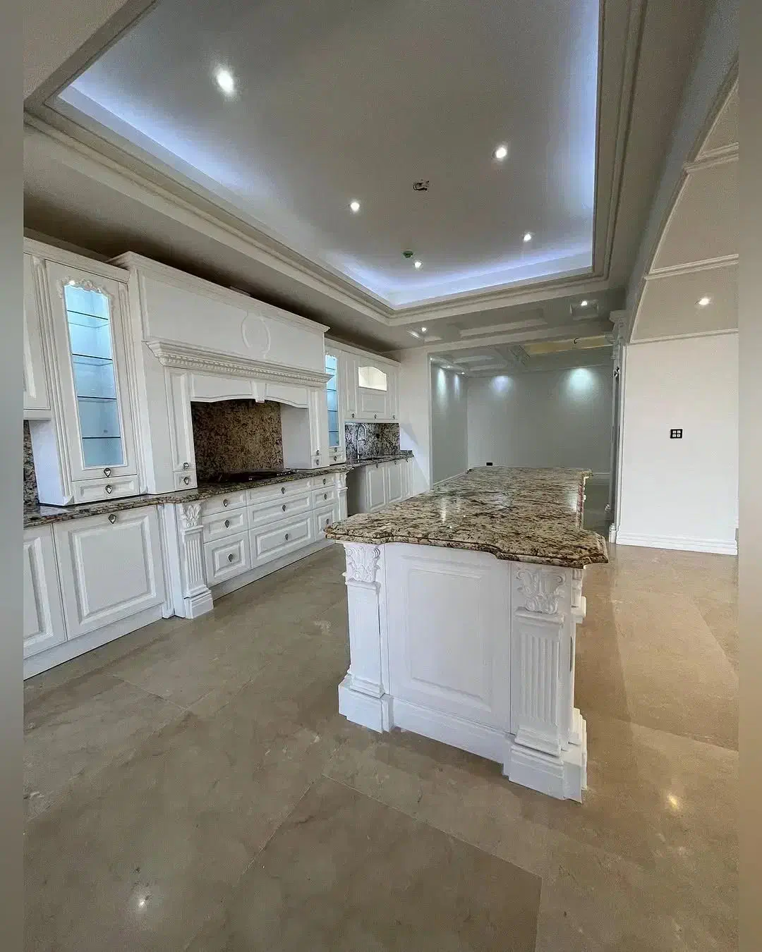 ۳۰۰متر ۴خواب نوساز ۲۰متر تراس هتلینگ آفرویژه