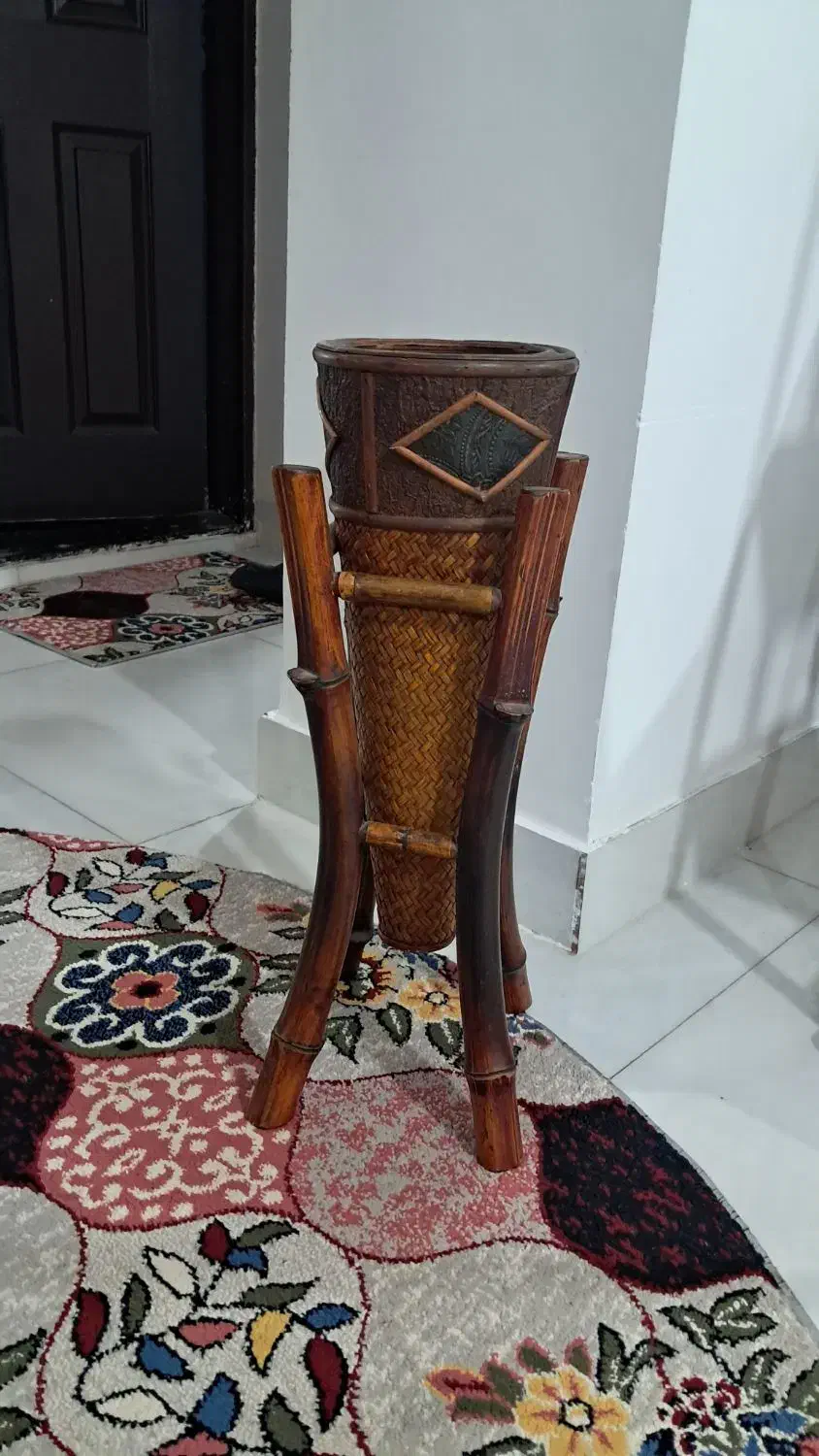 گلدان حصیری|گل مصنوعی|خرمآباد, |دیوار