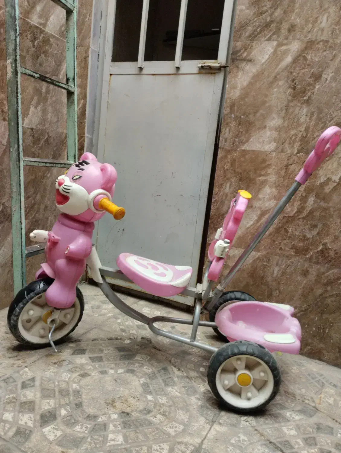 سه چرخه|دوچرخه، اسکیت، اسکوتر|ری, جوانمرد قصاب|دیوار