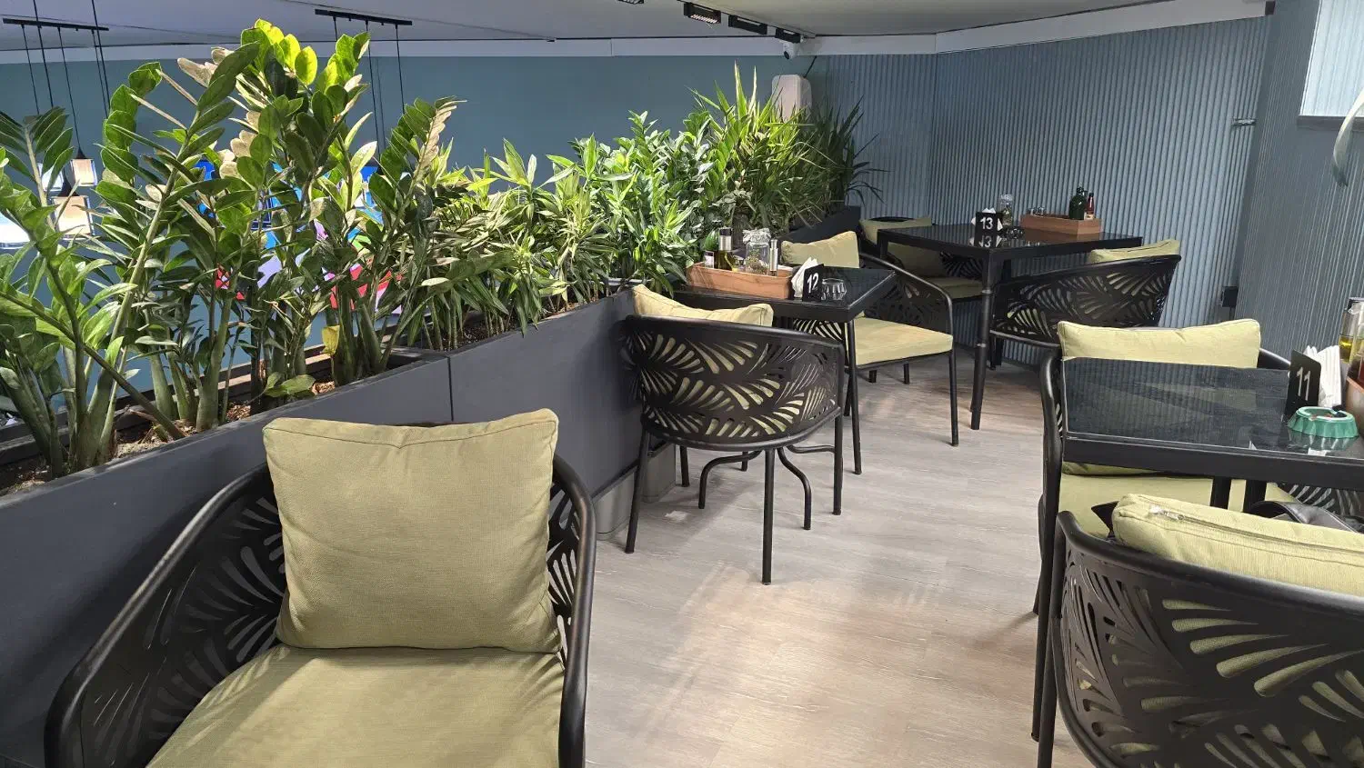 چیدمان و شستشو در کافه پاره وقت|استخدام خدمات فروشگاه و رستوران|تهران, قلهک|دیوار