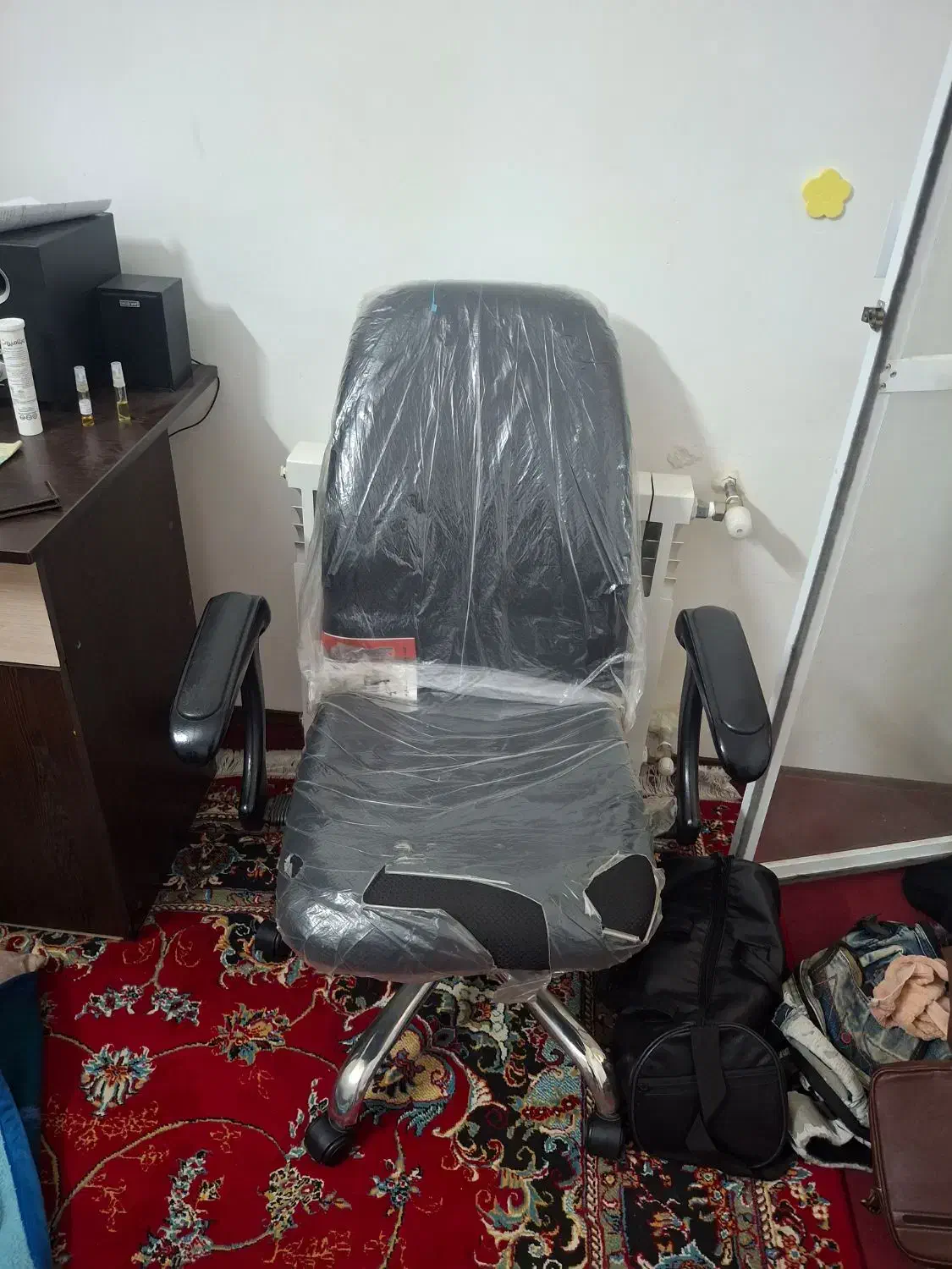 صندلی چرخ دار.|دفتر کار|قائم‌شهر, |دیوار