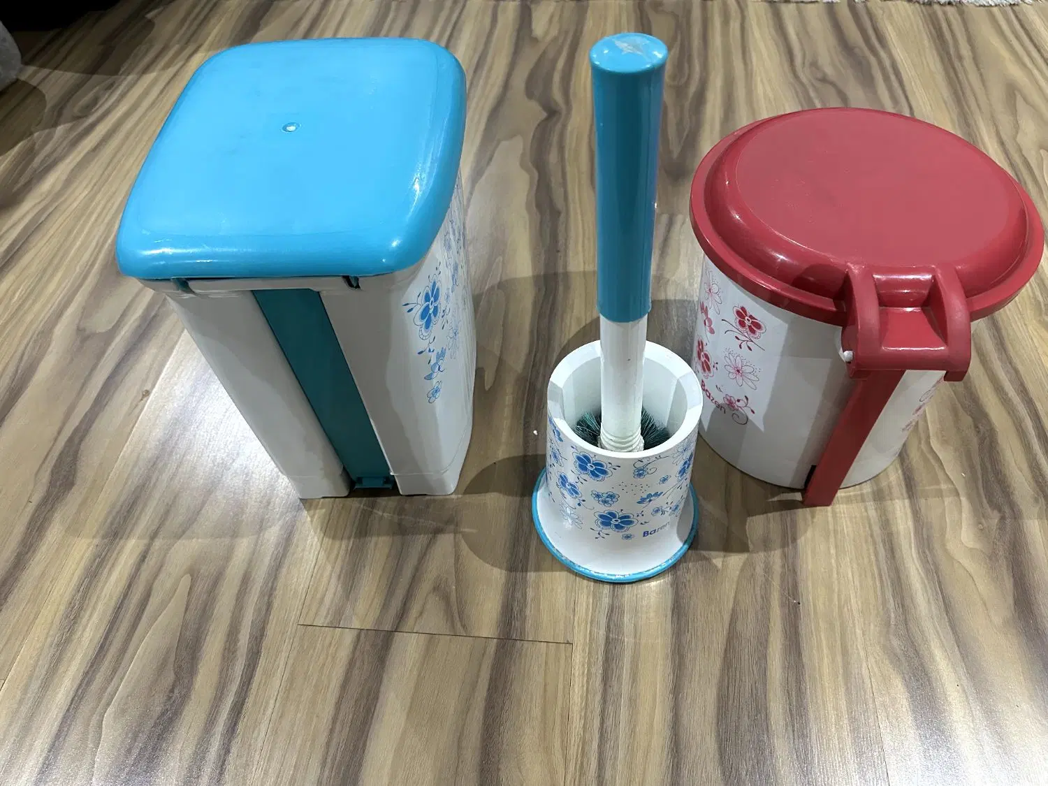 سطل آشغال و فرچه سرویس بهداشتی درحد نو فقط کلی|لوازم سرویس بهداشتی|تهران, ستارخان|دیوار