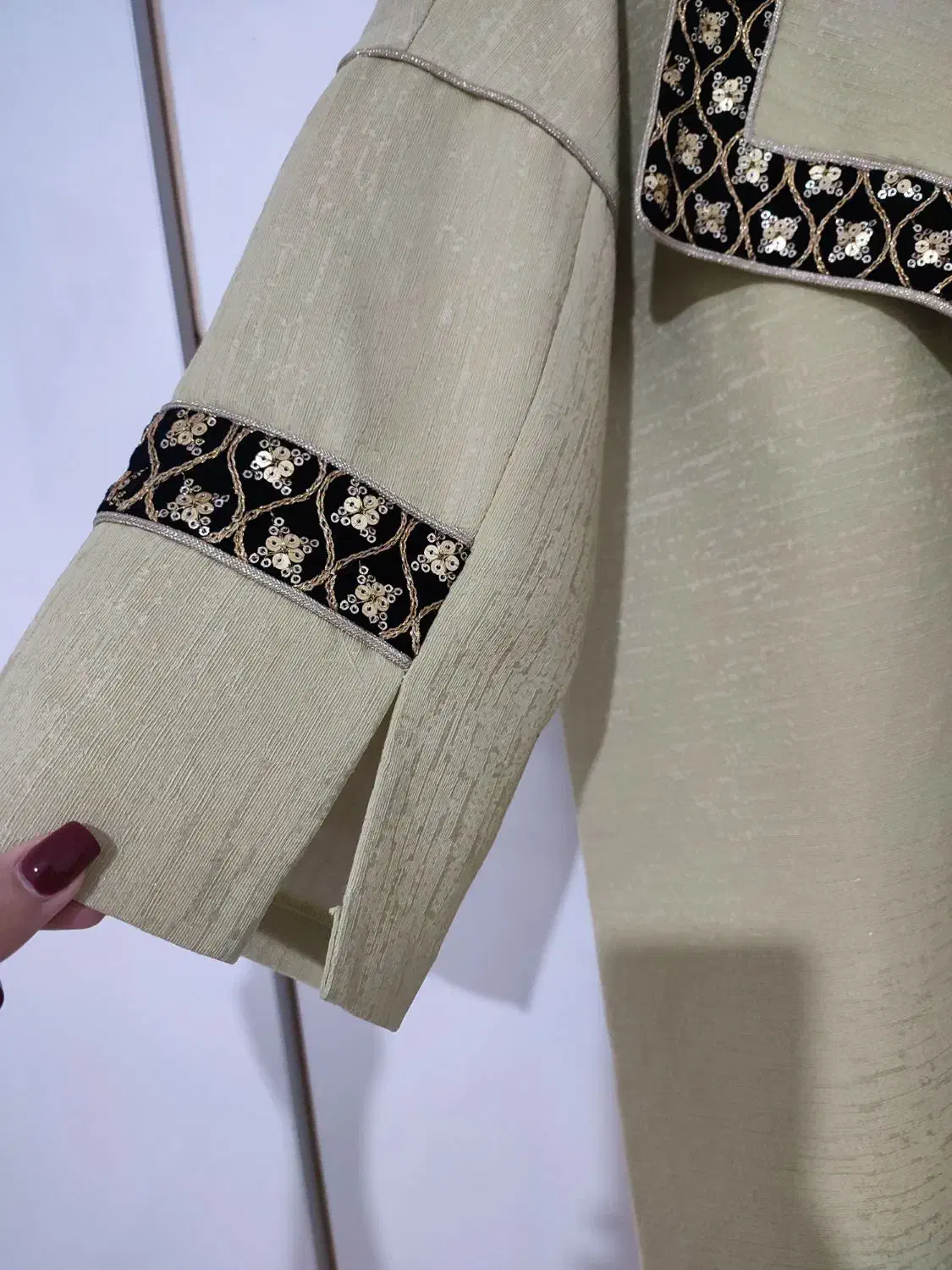 مانتو نو|لباس|بروجرد, |دیوار