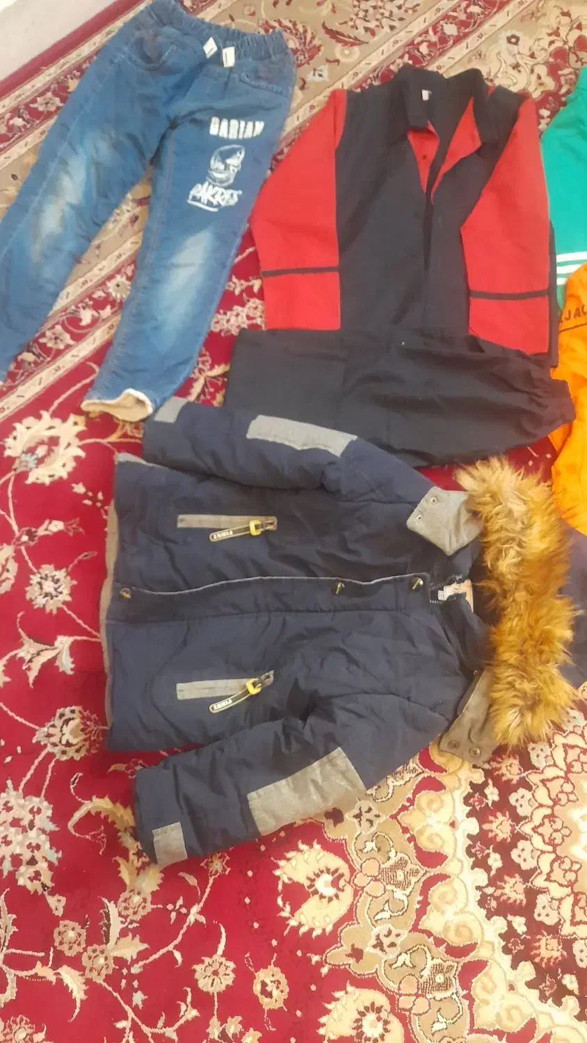 مقداری لباس|لباس|بروجرد, |دیوار