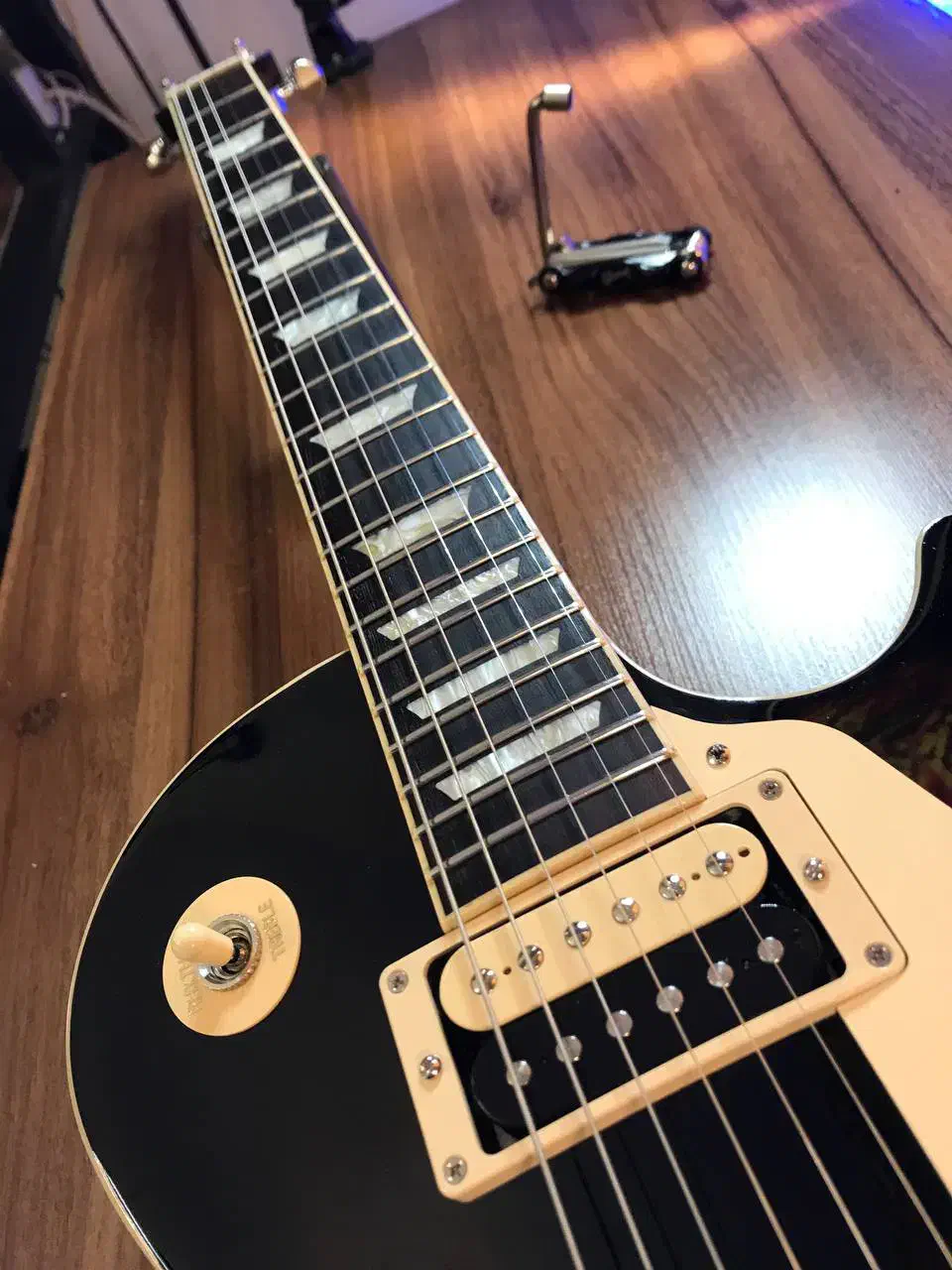 گیتارالکتریک Gibson|گیتار، بیس، امپلیفایر|شهریار, شهریار|دیوار