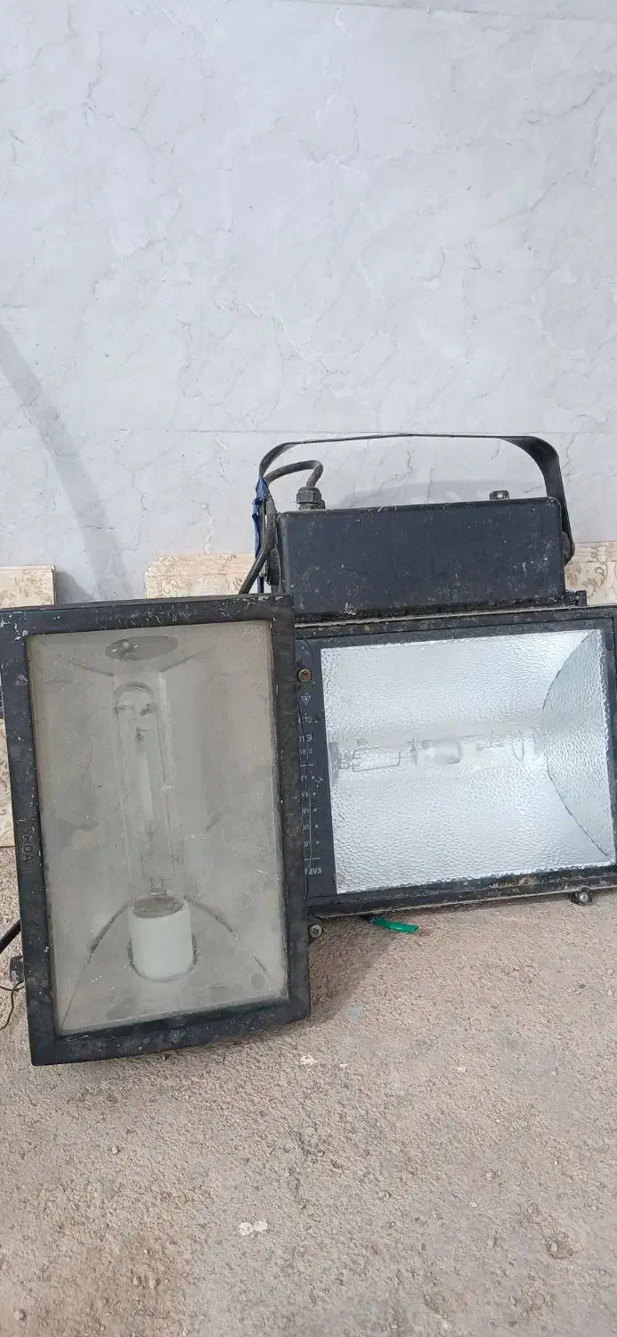 دو عدد نورافکن بزرگ|لامپ و چراغ|بجنورد, |دیوار