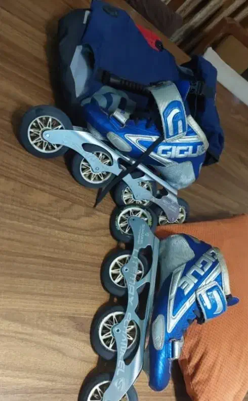 کفش اسکیت .چرخ ژله ای .|دوچرخه، اسکیت، اسکوتر|گنبد کاووس, |دیوار