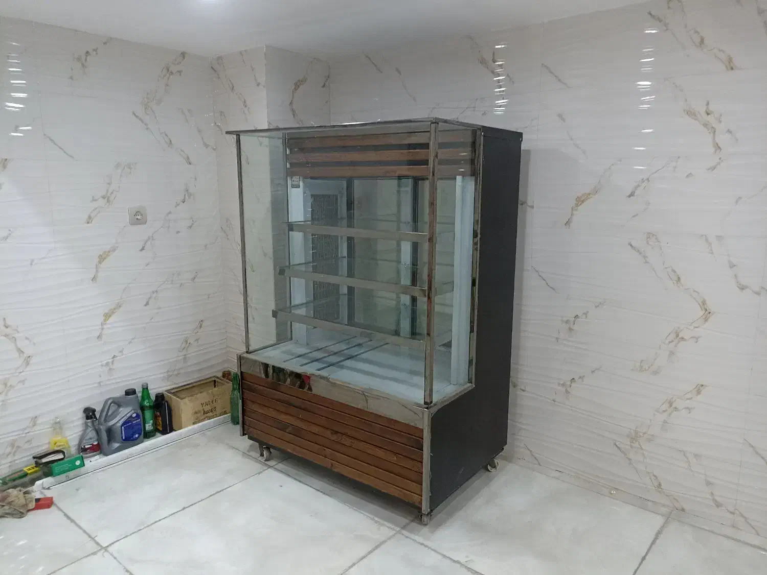 یخچال شو کیک طرح چوب|کافی‌شاپ و رستوران|اشتهارد, |دیوار