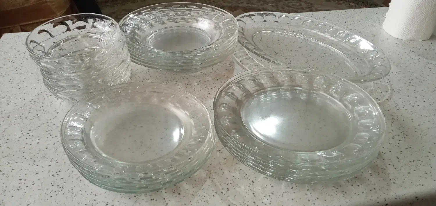 سرویس طرح عینکی بلورفرانسه ودیس چینی گل سرخ وبلور|ظروف سرو و پذیرایی|تهران, علم و صنعت|دیوار