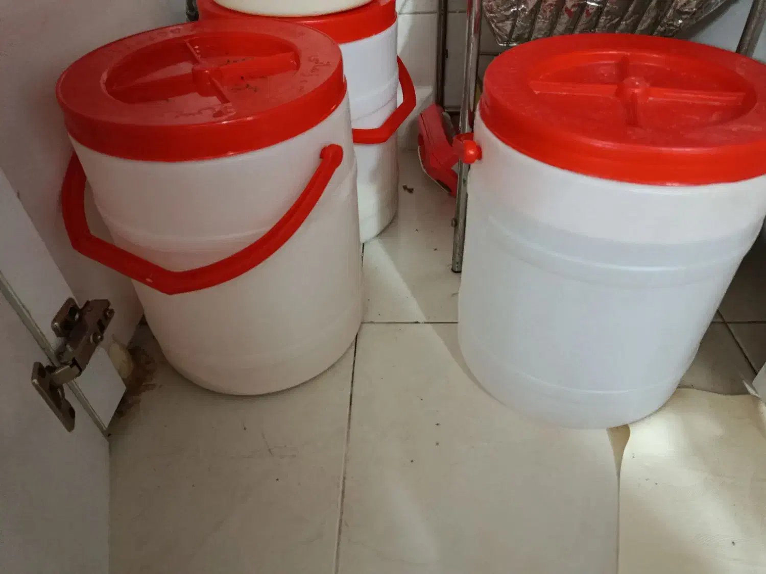 دبه های پلاستیکی|ظروف نگهدارنده، پلاستیکی، یک‌بارمصرف|قم, شهرک سازمان آب|دیوار