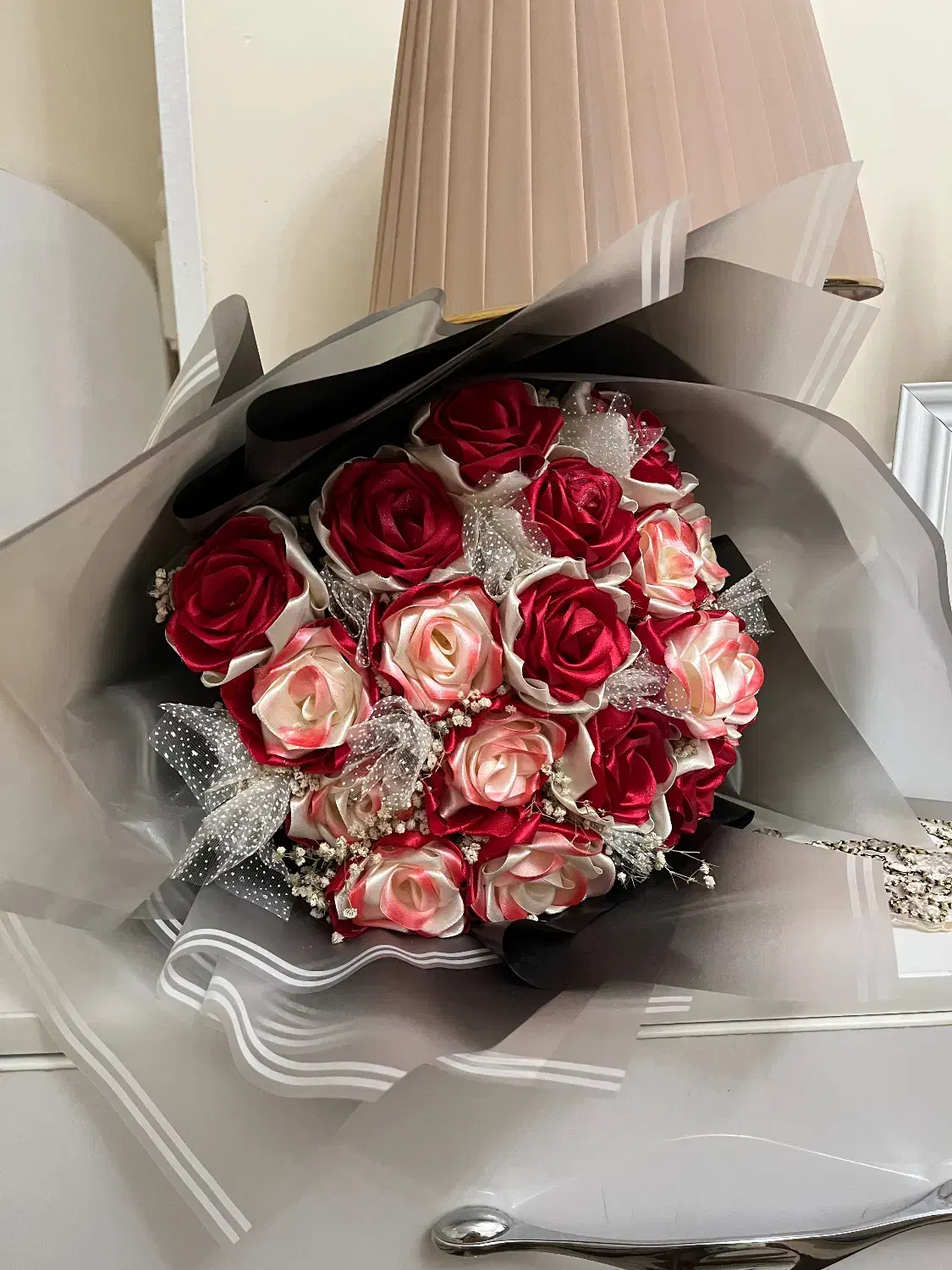 دسته گل رز قرمز ربانی مناسب روز دختر|گل مصنوعی|تهران, زعفرانیه|دیوار