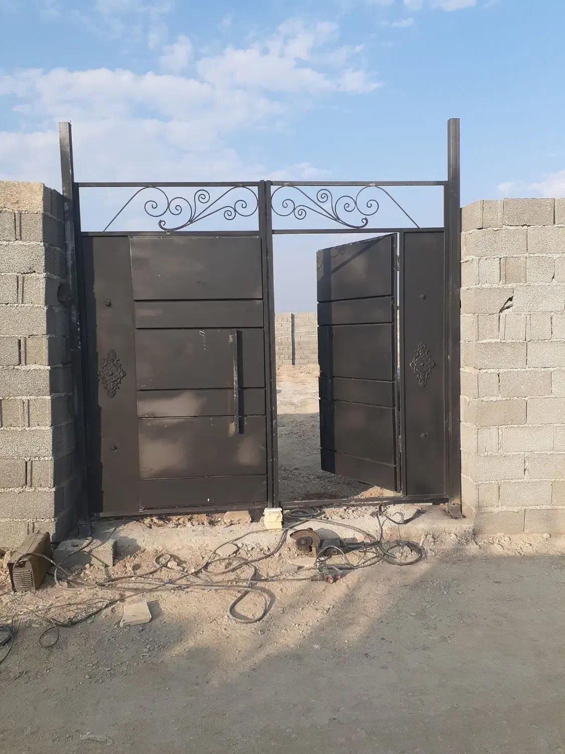 جوشکاری سیار ساخت در پنجره فرم نرده اسکلت شیروانی|خدمات پیشه و مهارت|رامجین, |دیوار