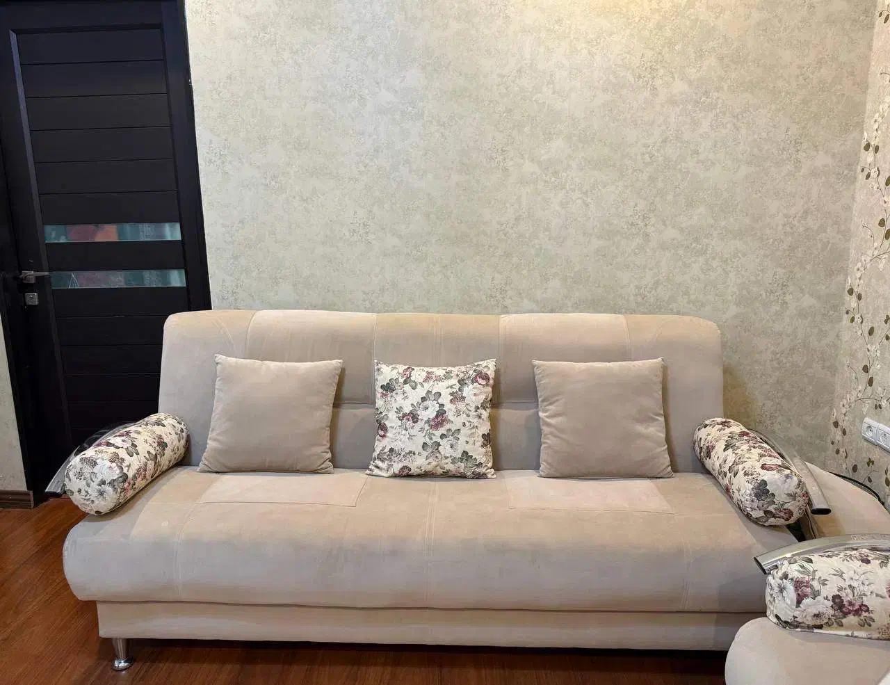 دو کاناپه سه نفره و دو مبل تک نفره|مبلمان خانگی و میز عسلی|چالوس, |دیوار