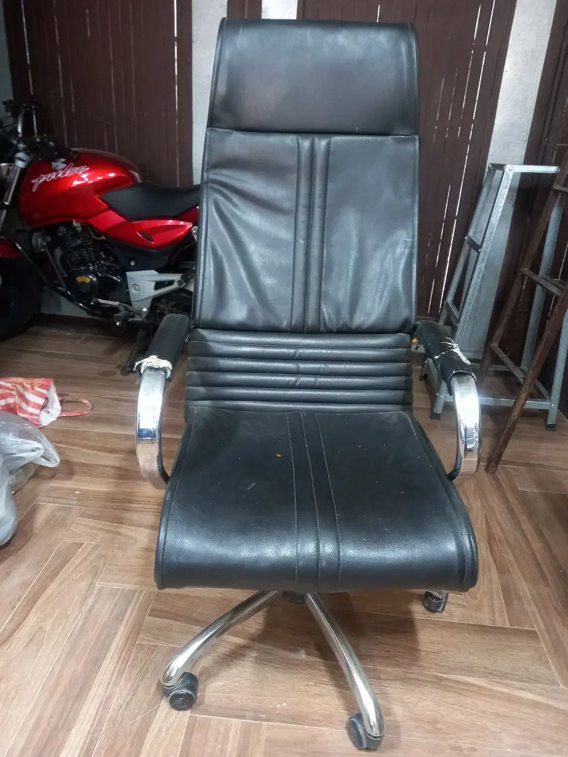 دوعدد طبقه .صندلی چرخ دار|دفتر کار|کاشان, لتحر|دیوار