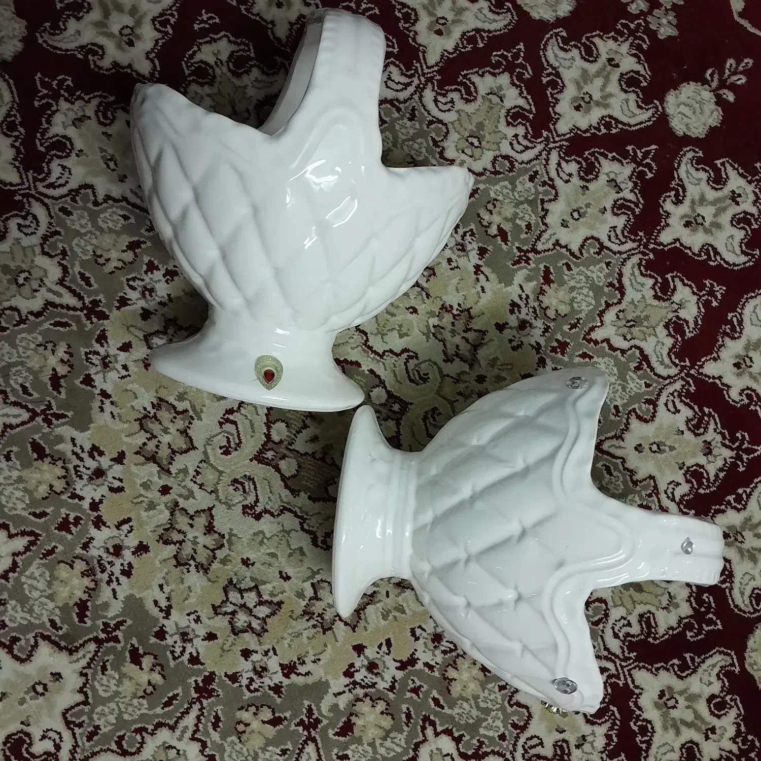 گلدان سرامیکی سفیدتزیینی پایه‌دار(طرح نگین‌دار)|صنایع دستی و سایر لوازم تزئینی|رشت, یخسازی|دیوار
