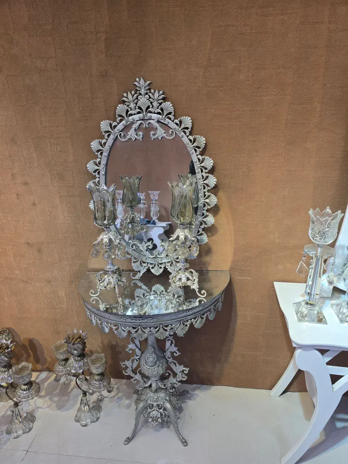 آینه و شمعدان|آینه|نیشابور, دارایی|دیوار