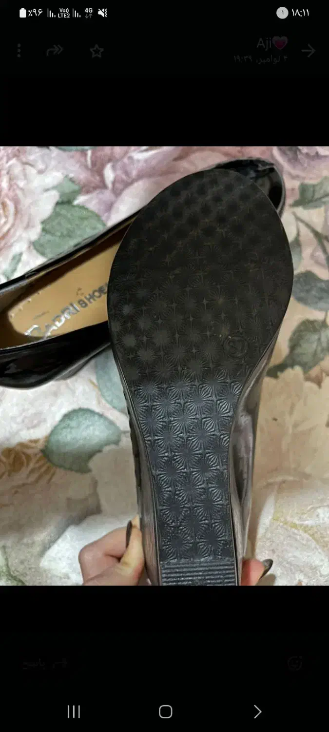 کفش نو|کیف، کفش، کمربند|مسجد سلیمان, |دیوار