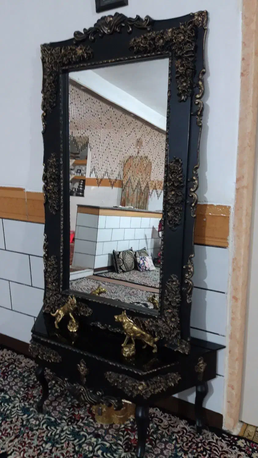 میز و آیینه سالم و تمیز|آینه|زالیان, |دیوار