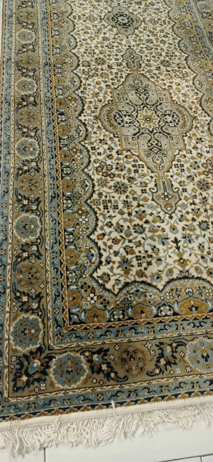 فرش ماشینی کناری زمینه کرمی وخاکستری سالم وظریف|فرش|شیراز, فرهنگ شهر|دیوار