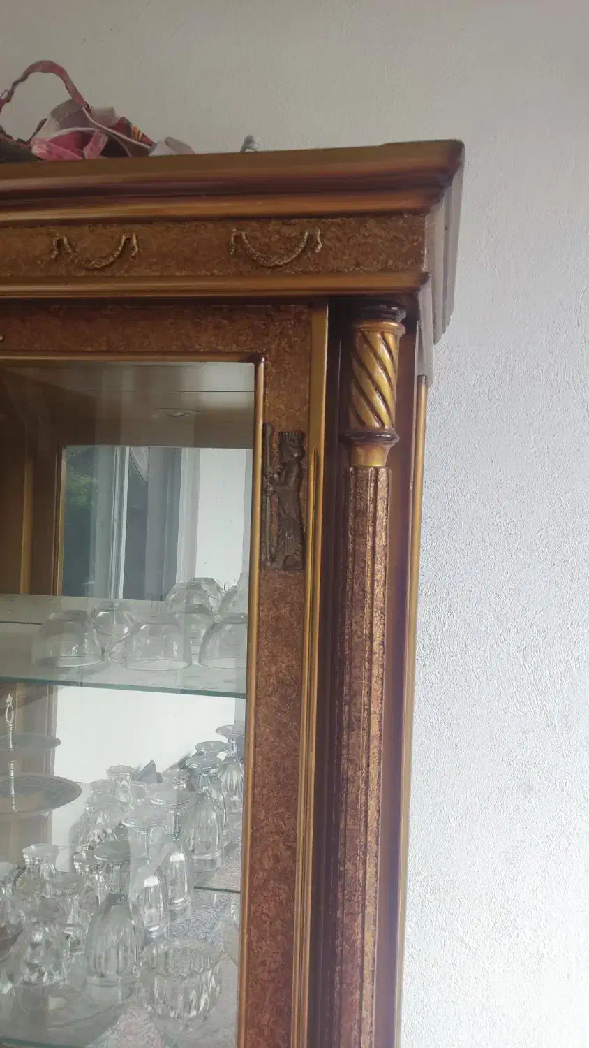 ویترین چوبی بزرگ کلاسیک با قاب منبت|بوفه، ویترین، کنسول|رشت, دروازه لاکان|دیوار