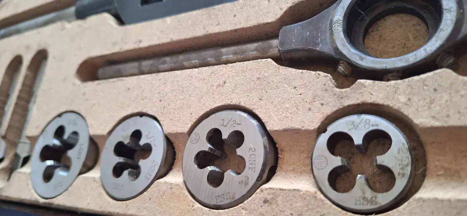 ست قلاویز و حدیده|ابزارآلات|گلستان (کرمان), |دیوار