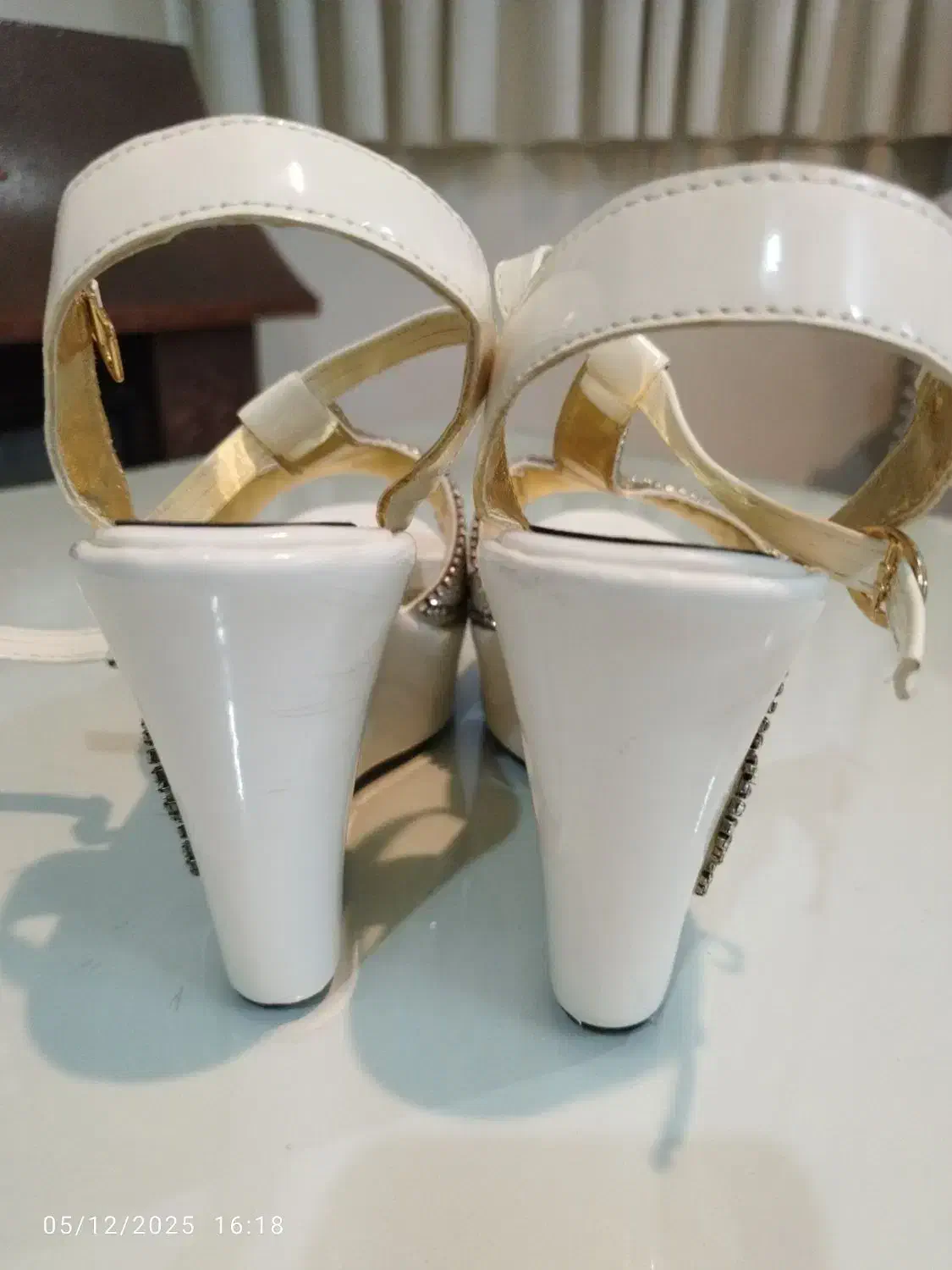 کفش|کیف، کفش، کمربند|اندیشه, اندیشه فاز ۱|دیوار