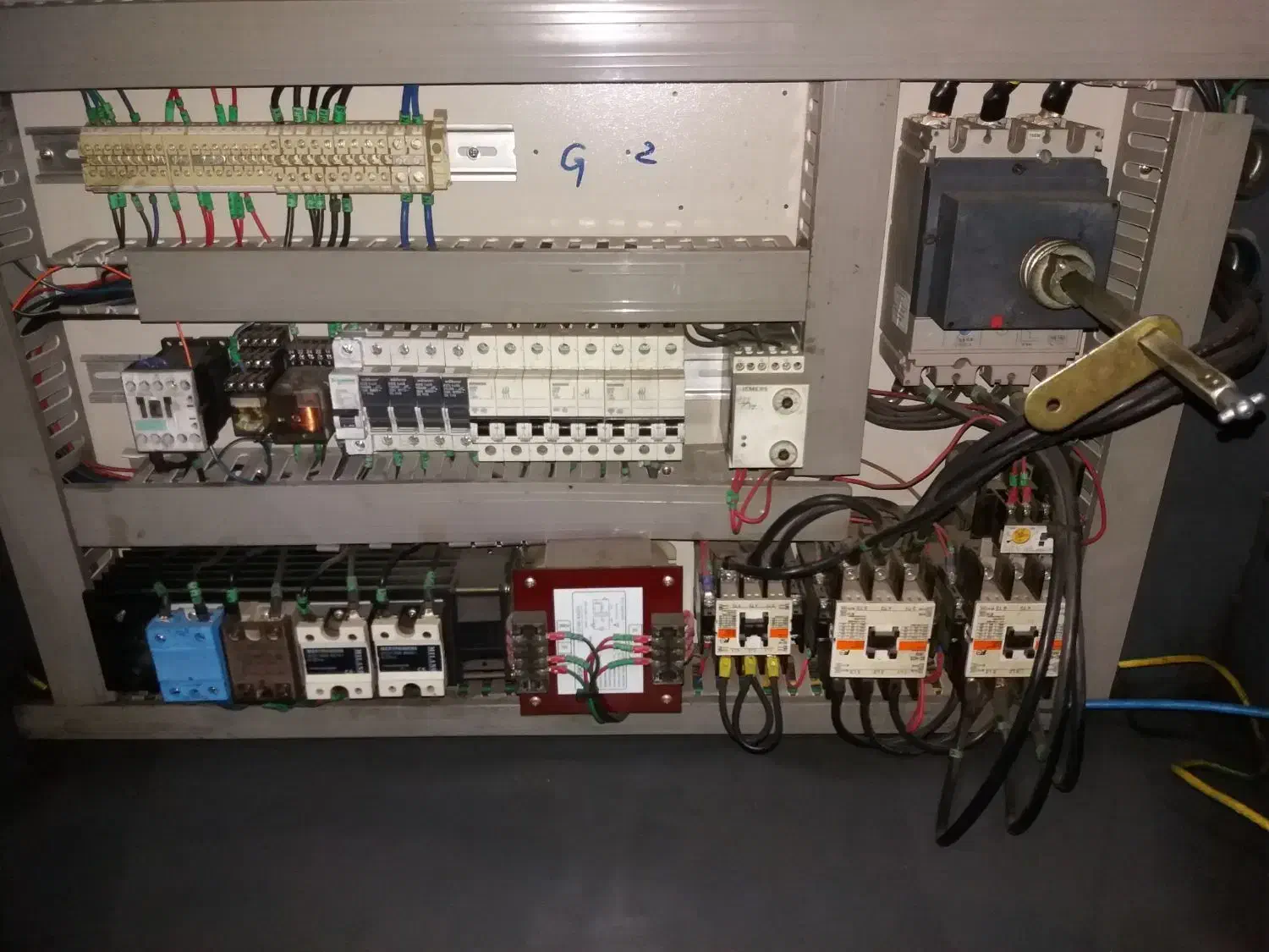 برقکار صنعتی|خدمات پیشه و مهارت|مشکیندشت, |دیوار