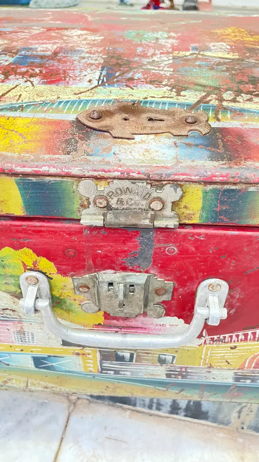 صندوق فلزی|کلکسیون اشیاء عتیقه|خنج, |دیوار