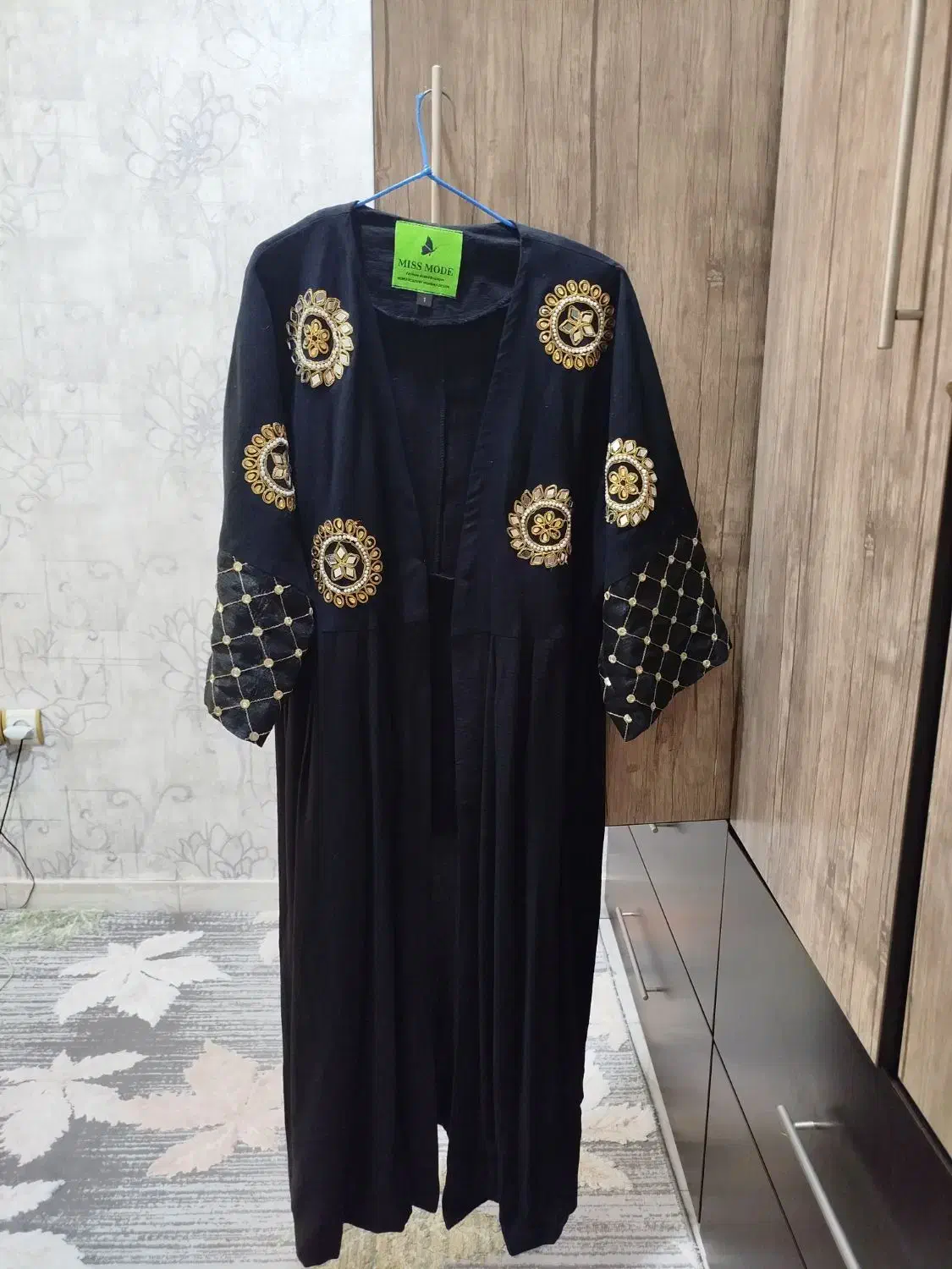 مانتو|لباس|ری, صالح آباد جنوبی (باغ رضوان)|دیوار