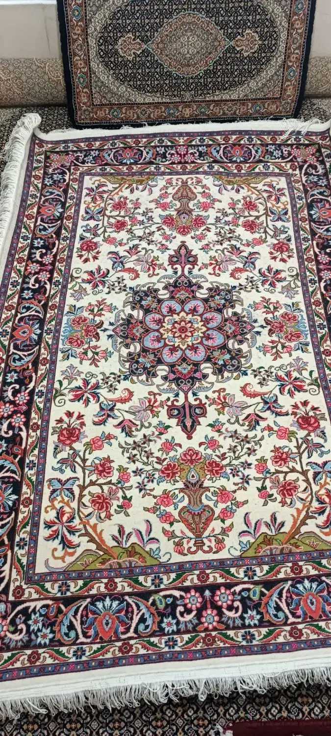 فرش دست بافت بسیار تمیز نخ استفاده شده کرک اصل|فرش|قروه, |دیوار