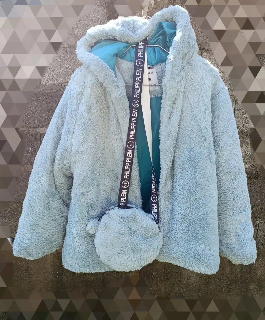 تدی پشمالو آبی و هودی پلنگی|لباس|گوراب زرمیخ, |دیوار