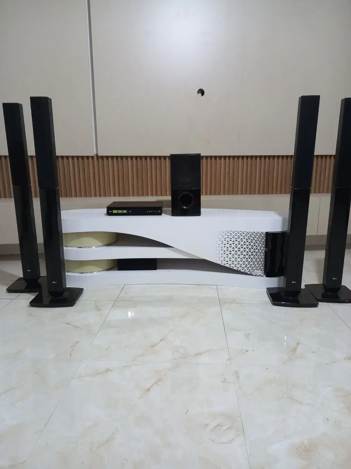 سینما خانواده درحد نو با میز تلویزیون درحد نو|سیستم صوتی خانگی|بومهن, |دیوار