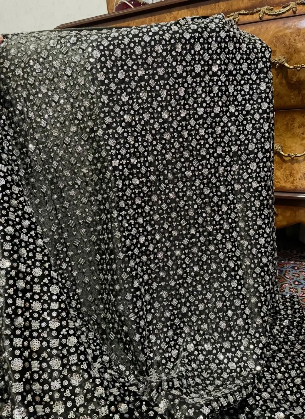 پارچه کارشده خوشگل، زیر مخمل یشمی تیره|لباس|مشگین شهر, |دیوار