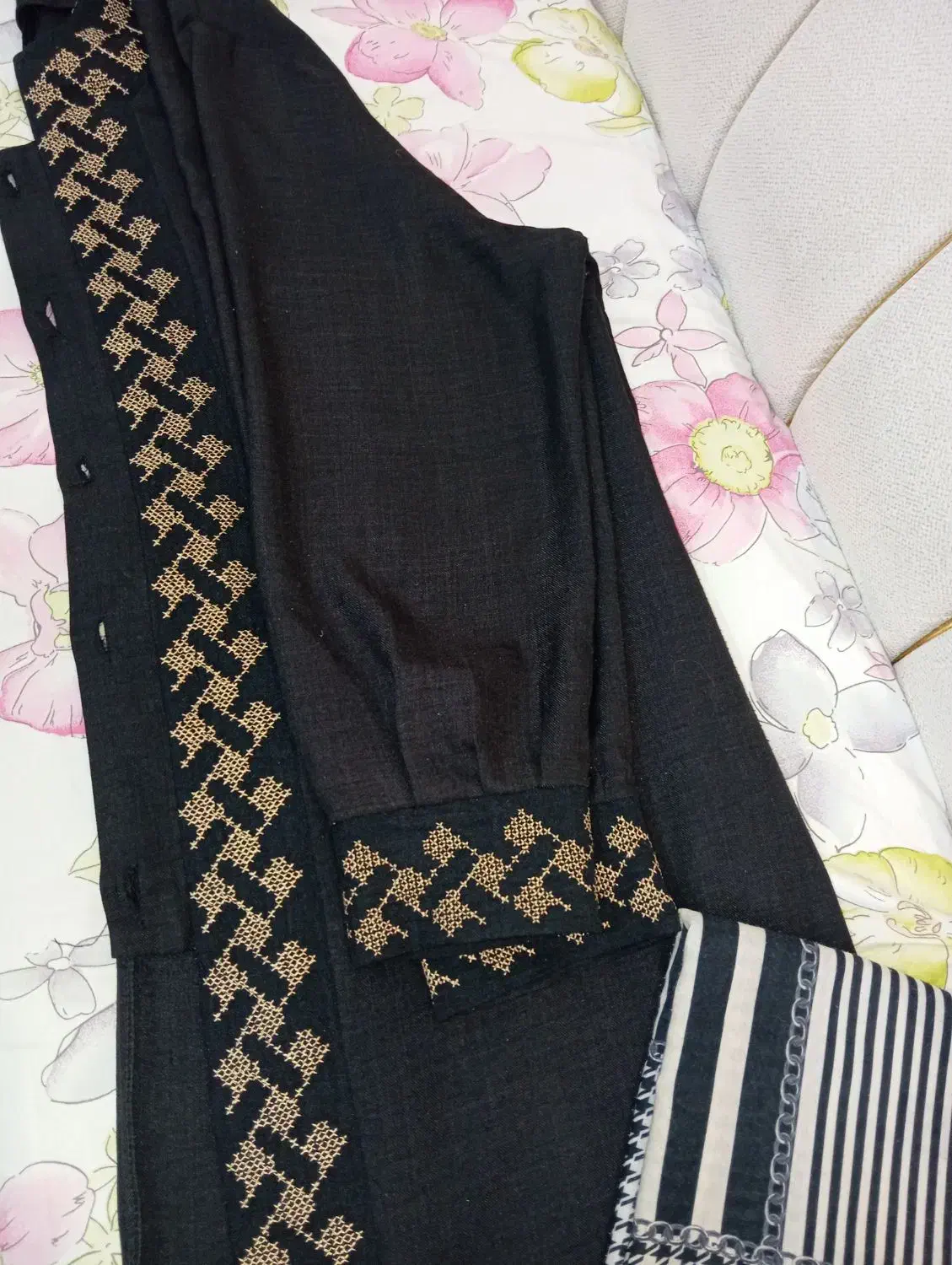 دو عدد مانتو|لباس|اهر, |دیوار