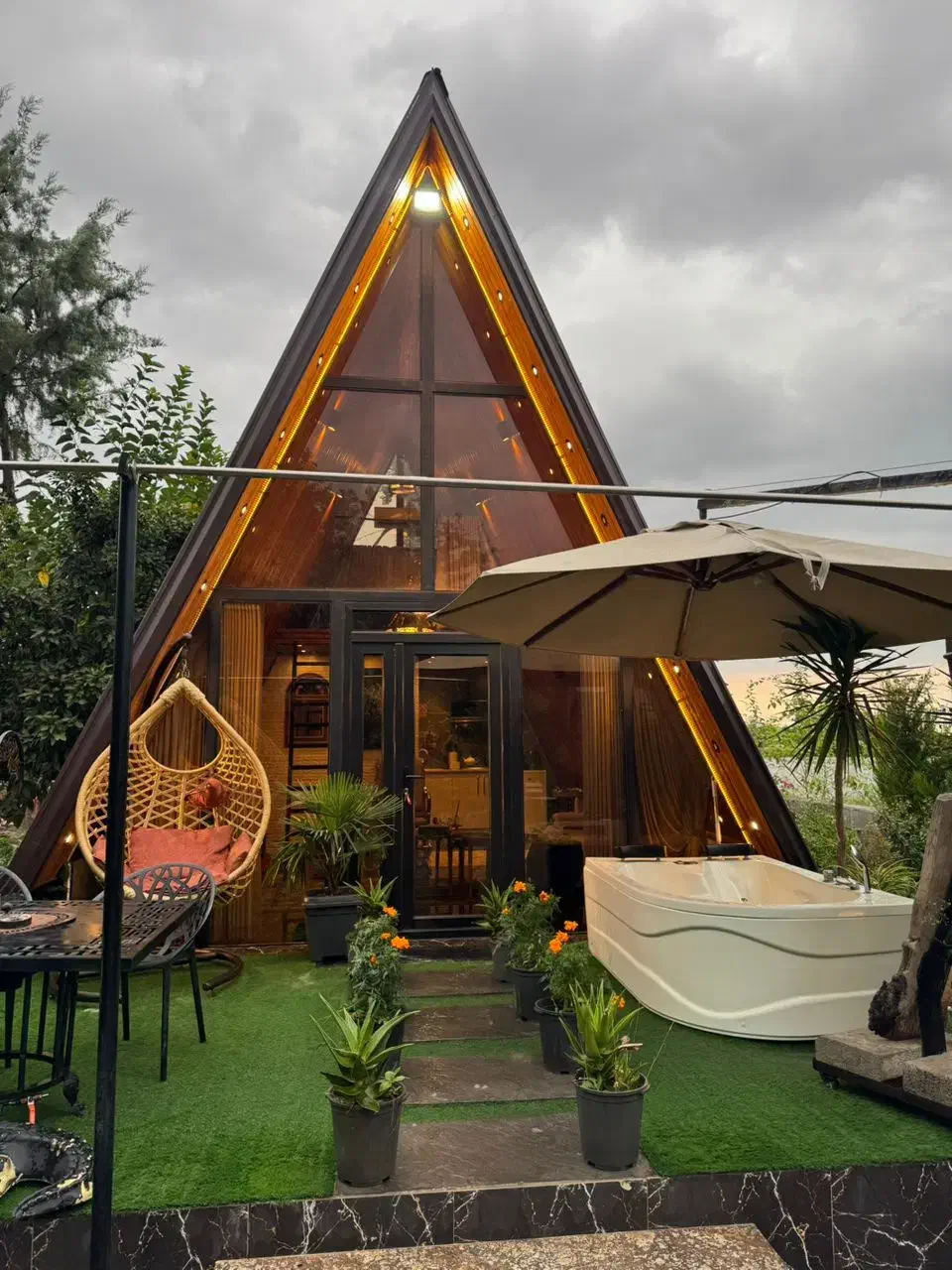 کلبه سویسی تک خواب زرین|اجارهٔ کوتاهمدت ویلا و باغ|رویان, |دیوار