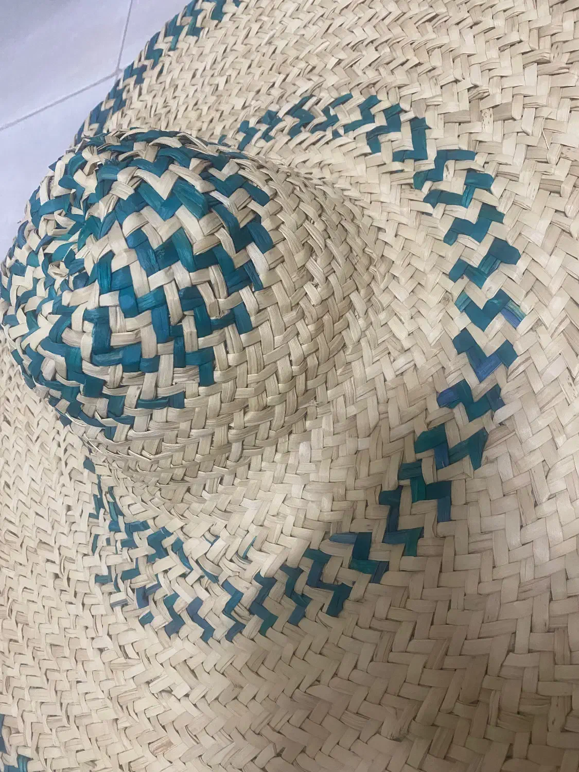 کلاه حصیری|لباس|شیراز, میرزاکوچک خان|دیوار