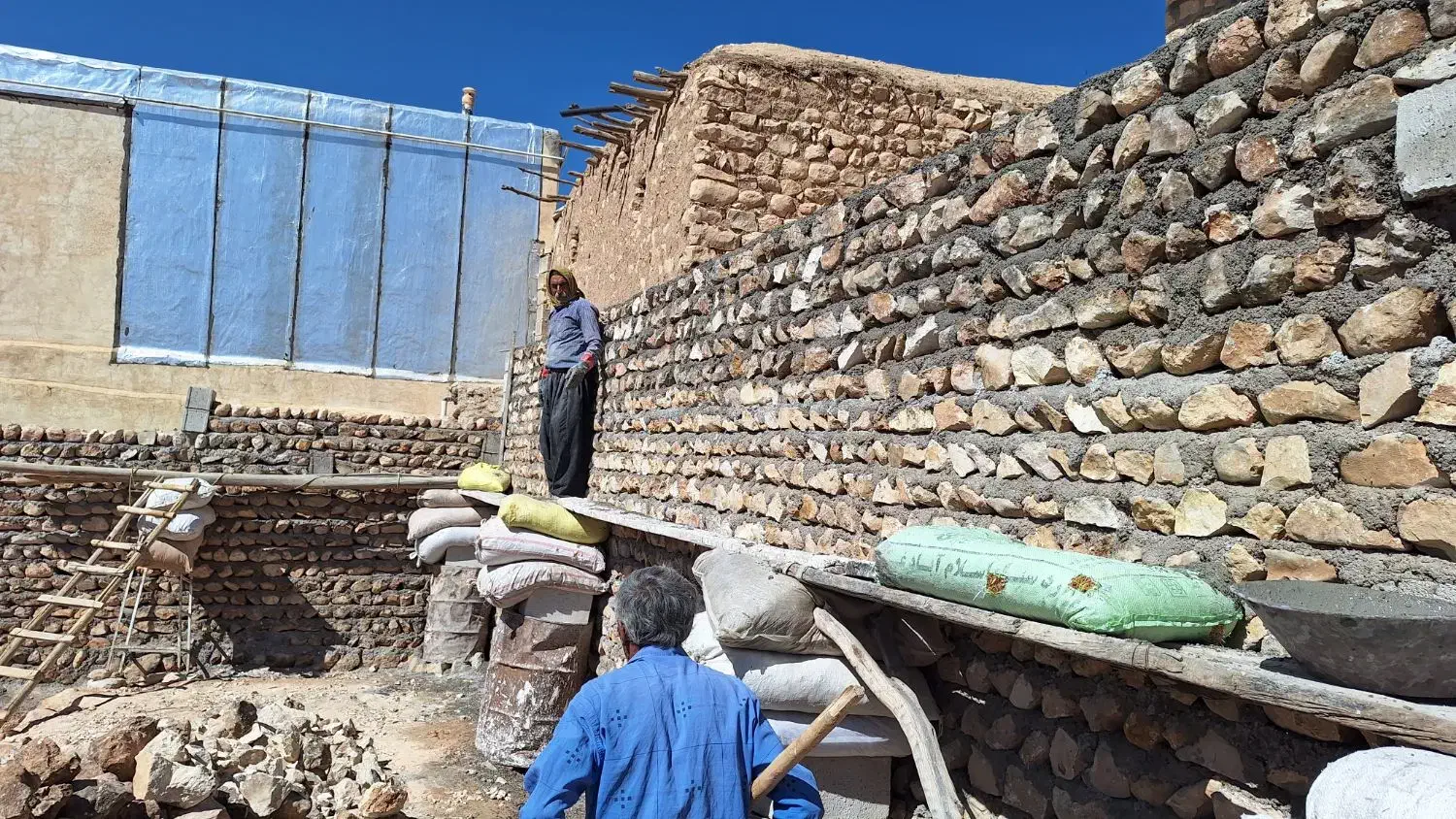 بنا برای دیوار سنگی|استخدام معماری، عمران و ساختمانی|اسلامآباد غرب, |دیوار