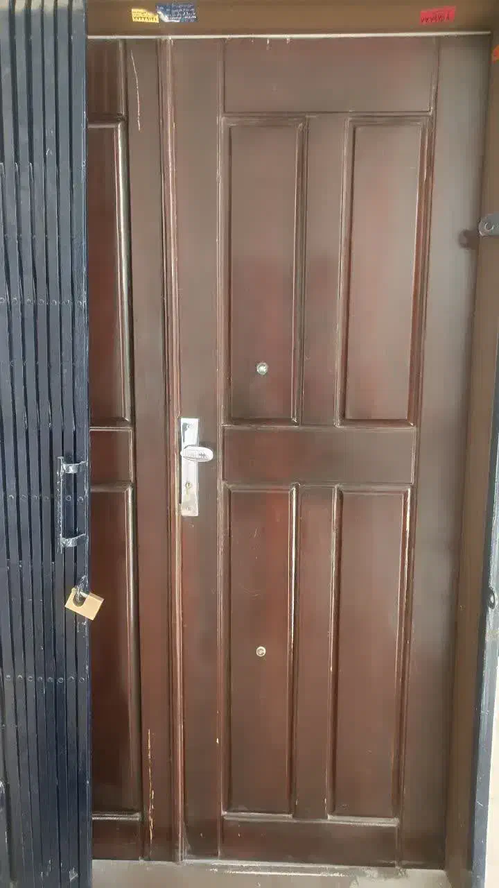 تعدادی در ورودی ساختمان چوبی با قفل و دستگیره|حراج|تهران, حکیمیه|دیوار