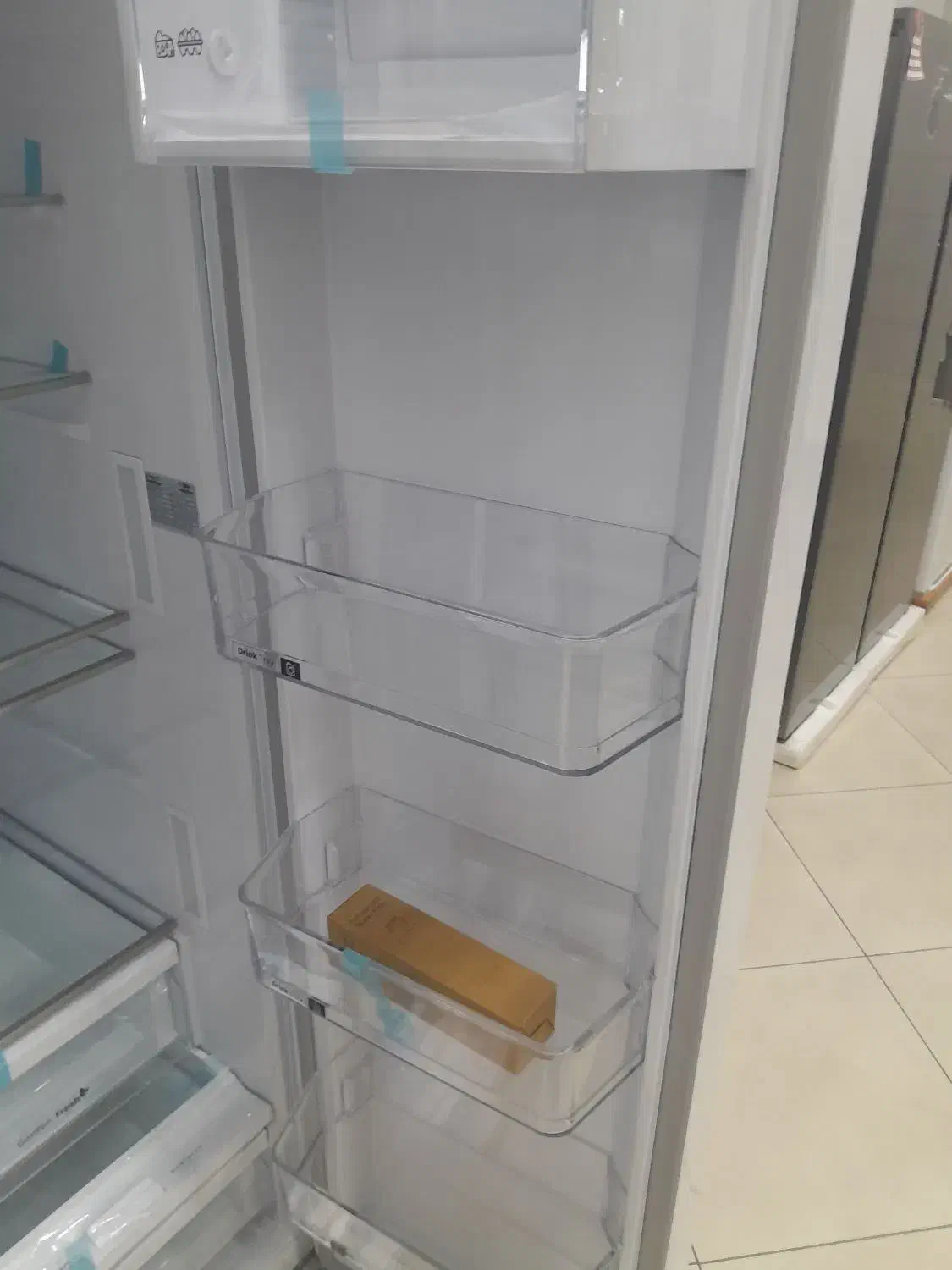 یخچال دوقلو ساید. لباس شویی کندی|ماشین لباسشویی و خشککن لباس|صحنه, |دیوار