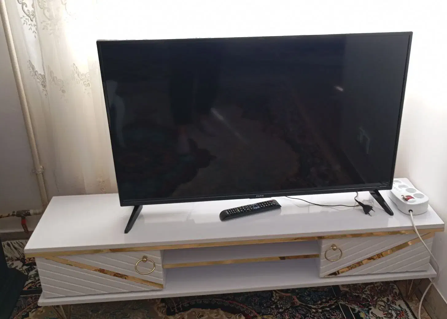 تلویزیون ۴۳اینچ و میزتلویزیون کاملا سالم|تلویزیون و پروژکتور|اسلام‌‌آباد غرب, |دیوار