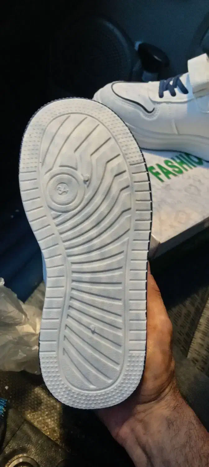 کفش نو|کیف، کفش، کمربند|آستانه اشرفیه, |دیوار