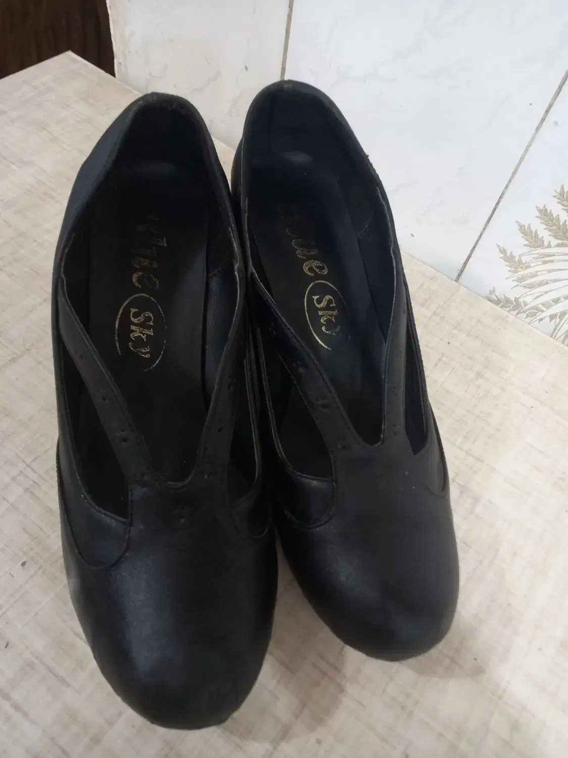 تعدادی کفش|کیف، کفش، کمربند|رشت, کوی فکوری|دیوار