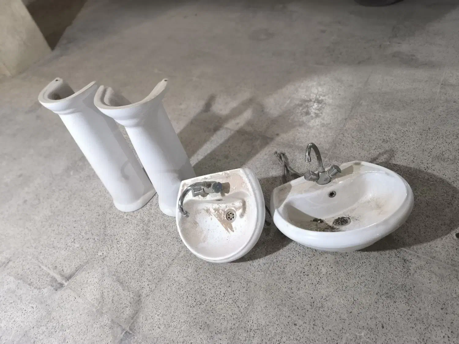 دو عدد روشویی/دو عدد درب سرویس یهداشتی|لوازم سرویس بهداشتی|خمیر, |دیوار