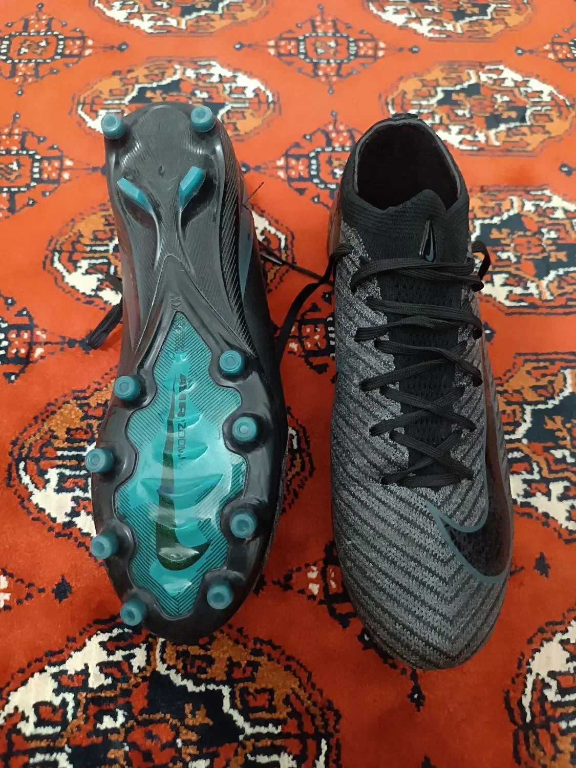 کفش فوتبالی خوب ولی من دوست ندارم|کیف، کفش، کمربند|سنگدوین, |دیوار