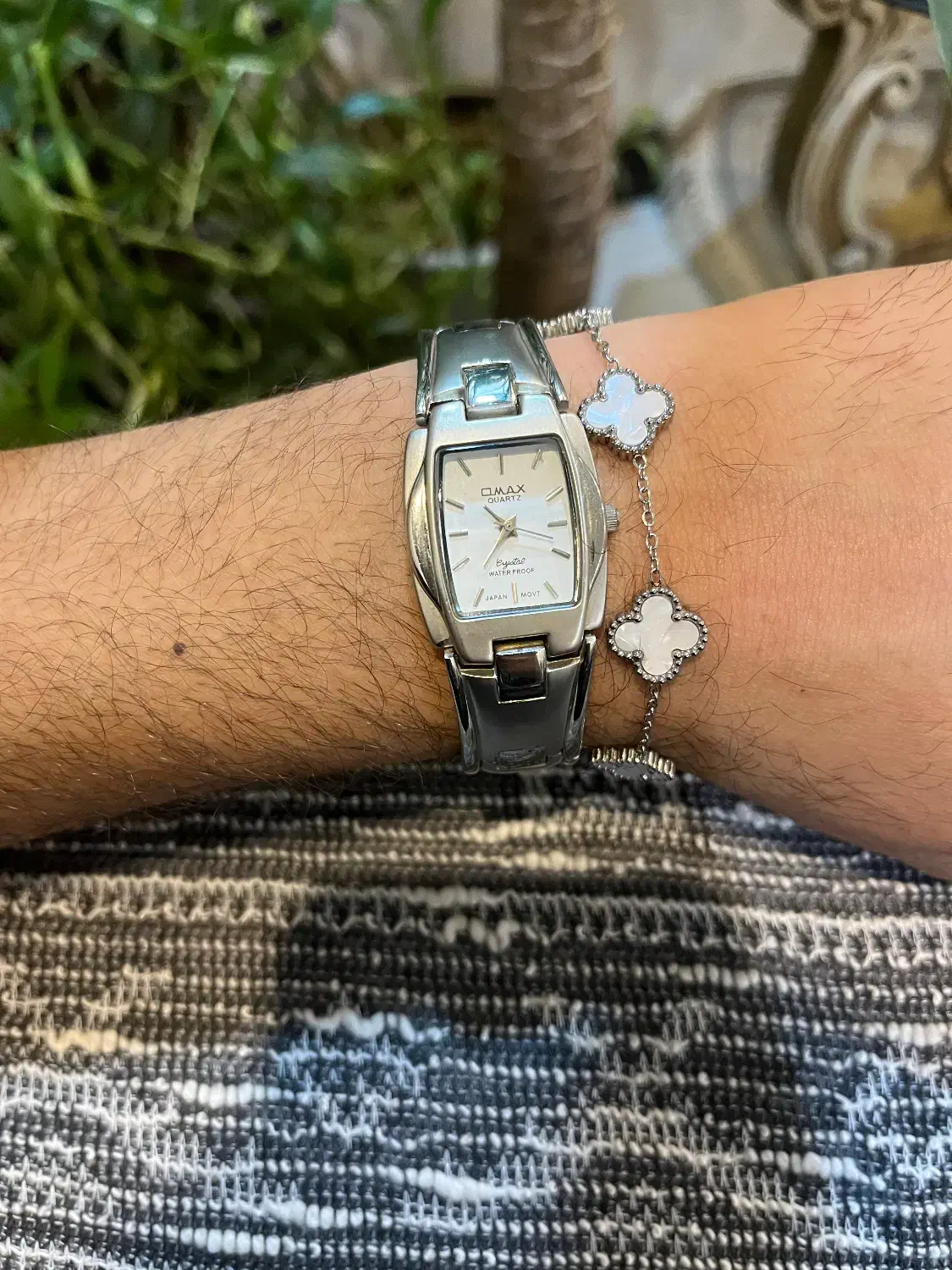 ساعت اوماکس|ساعت|اصفهان, رکن الدوله شرقی|دیوار