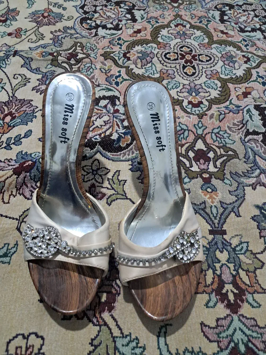 یک عدد صندل مجلسی کرم در حد نو ویک جفت کفش مجلسی|کیف، کفش، کمربند|کرج, عظیمیه|دیوار