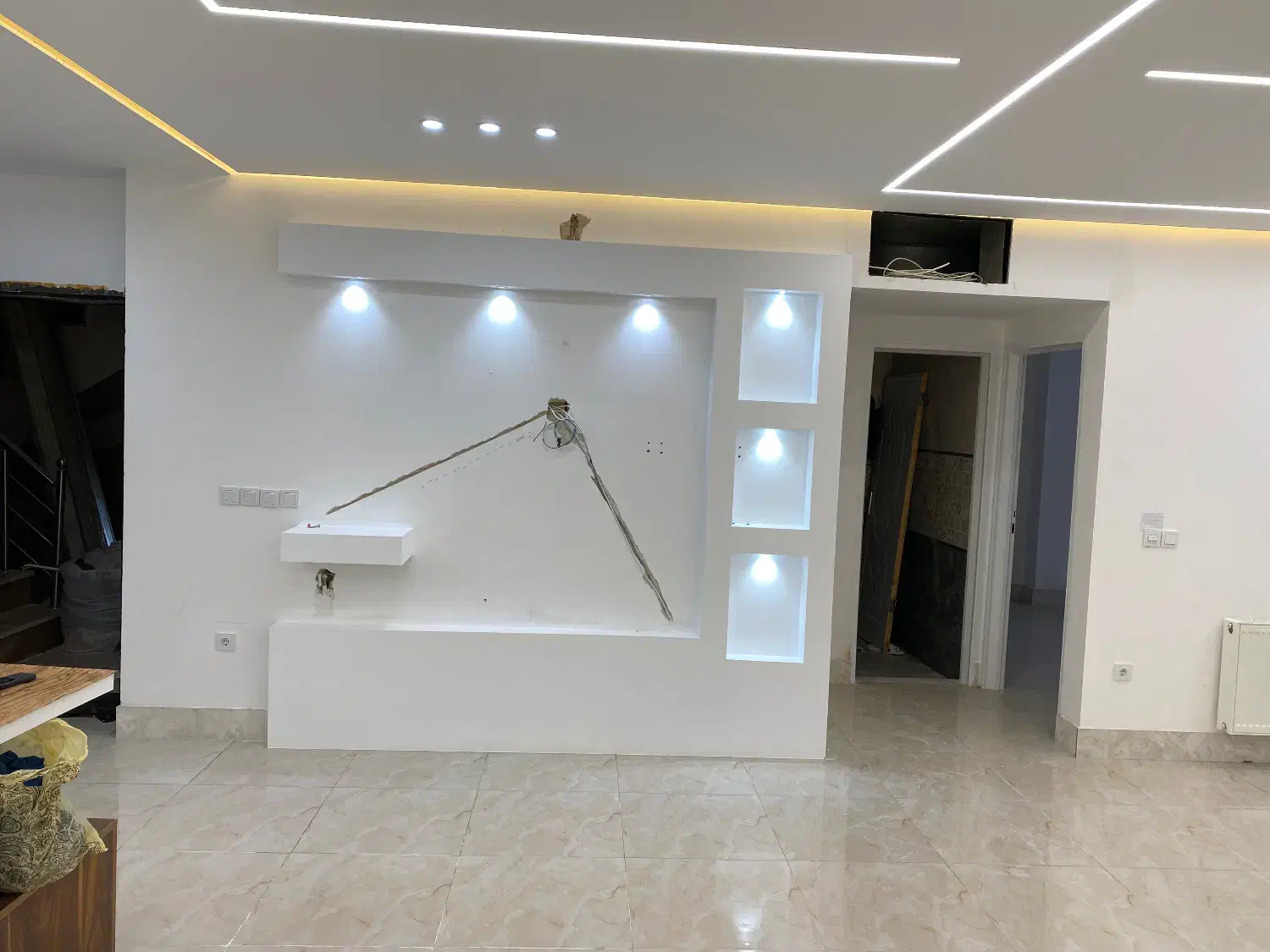 اجرا تخصصی کناف و تایل (نقاشی و برقکاری)|خدمات پیشه و مهارت|صدرا-فارس, فاز ۱|دیوار