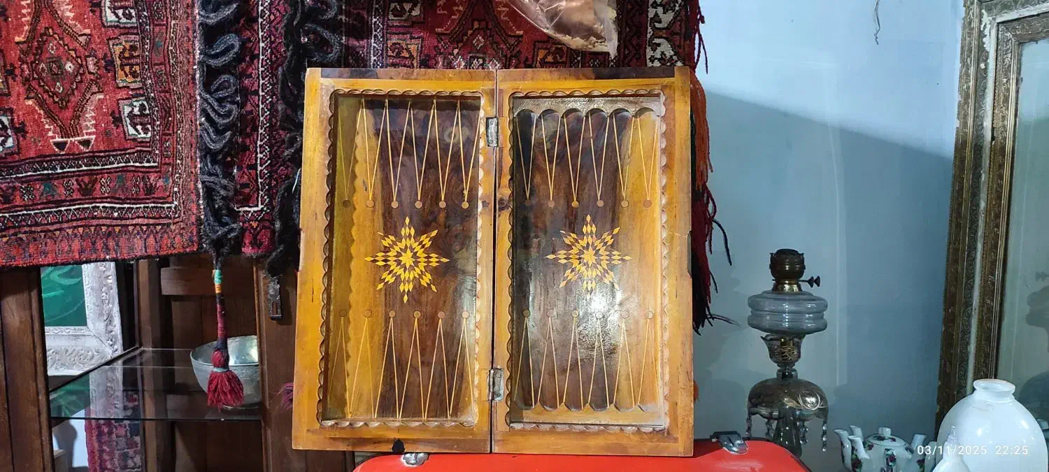 تخته نرد عتیقه سنگین وزن تمام چوب جنگلی|کلکسیون اشیاء عتیقه|اصفهان, علی قلی آقا|دیوار