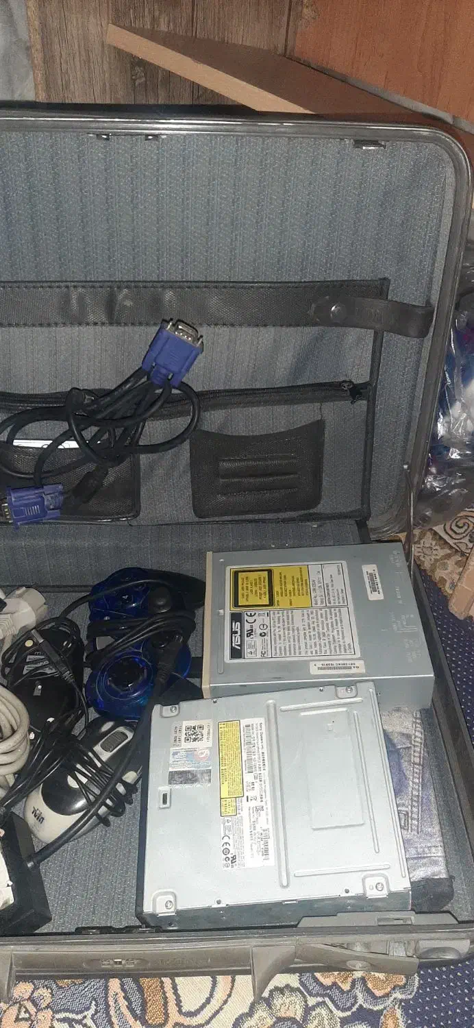 کامپیوتر خانکی به همراه میز و وسیله های جانبی|رایانه رومیزی|شهرضا, |دیوار